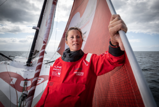 A 46 ans, la britannique Sam Davies participe à son 3e Vendée Globe. Classée 4ème en 2009, elle compte plus de 25 transatlantiques à son actif. Elle est "à la barre" d'Initiatives-Coeur depuis 2017