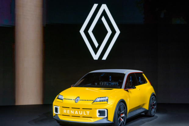 Et en photo bonus, la renaissance d'un modèle culte : Renault 5 Prototype, pour retrouver l'esprit des temps glorieux et montrer que Renault va démocratiser la voiture électrique en Europe avec une approche moderne de la voiture populaire et essentielle. Copyright Photo : Olivier Martin Gambier