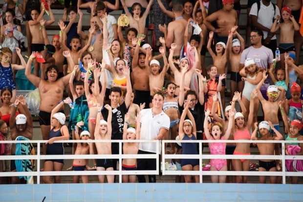 Théo Curin et les enfants de la ville de Marseille invités au Cercle des Nageurs de Marseille samedi 18 juin pour le lancement d'enJeux d'Avenir 2024