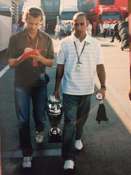 Frédéric Ferret et Lewis Hamilton à Monza après son titre en GP2 en septembre 2006