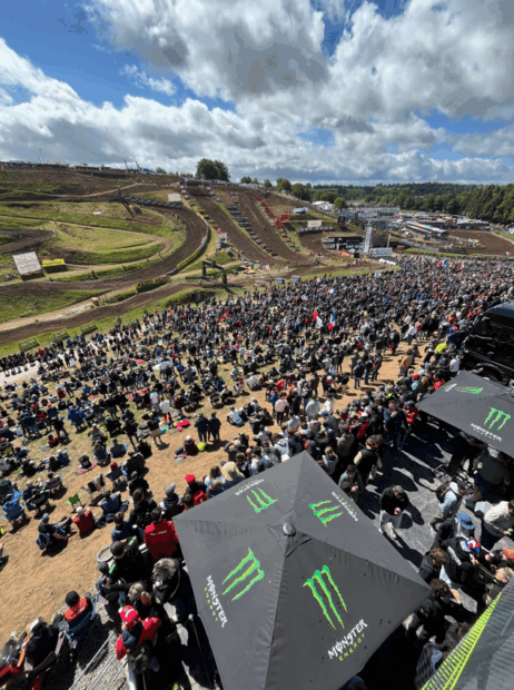 Ernée, dimanche 25 juin. Après une météo capricieuse durant les essais du matin, le soleil reprend ses droits juste avant les courses de l’après-midi