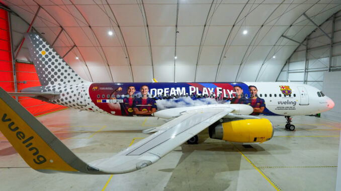 Airbus A320 Vueling aux couleurs du Barça Féminin « Dream, Play, Fly » dans le hangar