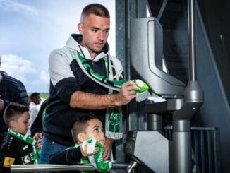 Supporter du FC St. Gallen utilisant son écharpe connectée NFC pour accéder au stade