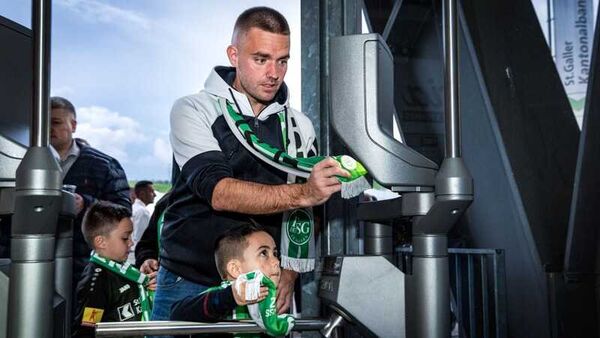 Supporter du FC St. Gallen utilisant son écharpe connectée NFC pour accéder au stade