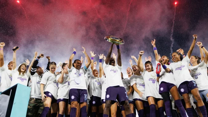 Les joueuses du club d'Orlando Pride (NWSL) célébrant le NWSL Shield 2024, présenté par CarMax.