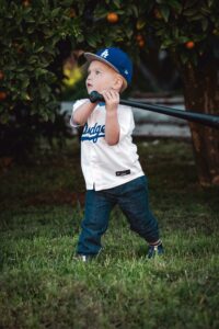 Enfant soutenu par la Los Angeles Dodgers tombola caritative dans un parc de Los Angeles