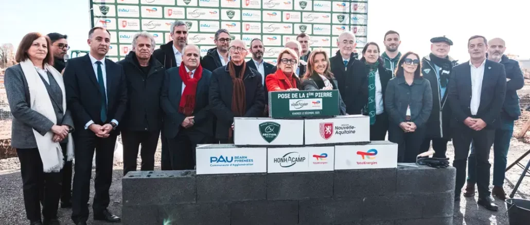 Photo officielle de la pose de la première pierre du HonhaCamp