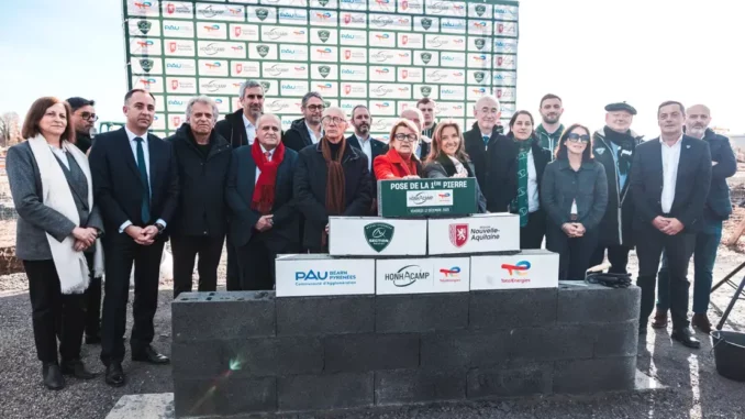 Photo officielle de la pose de la première pierre du HonhaCamp