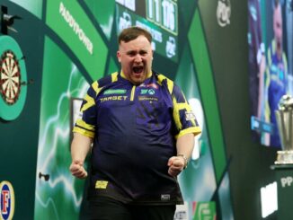 Luke Littler, prodige des fléchettes, lors d’une compétition professionnelle