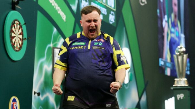 Luke Littler, prodige des fléchettes, lors d’une compétition professionnelle