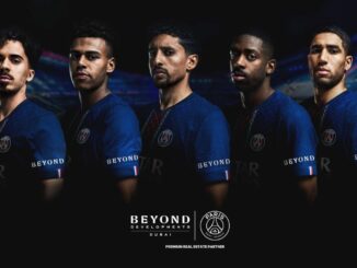 Partenariat sponsoring PSG Beyond Developments visible sur la manche du maillot