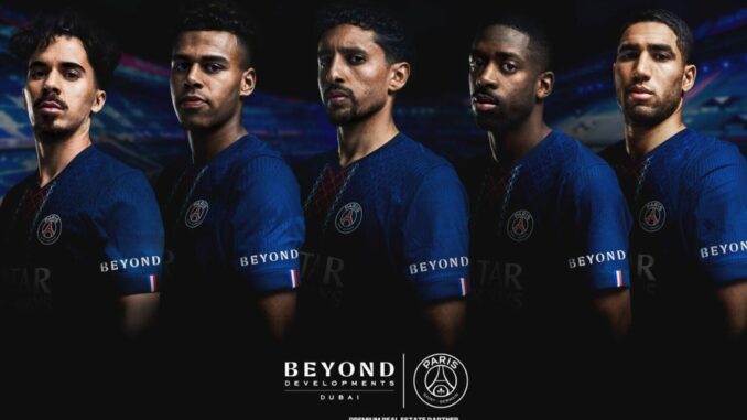 Partenariat sponsoring PSG Beyond Developments visible sur la manche du maillot