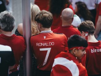 Supporter portant un maillot floqué, illustrant le rôle des athlètes comme média crédible pour les marques en 2026