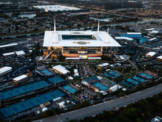 Le stade du Miami Open accueillant le partenariat avec Gillette Venus pour le tennis féminin.