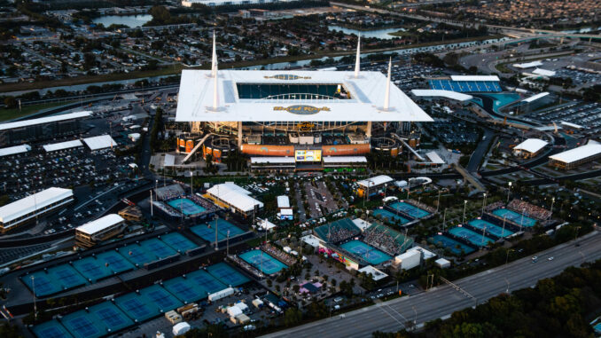 Le stade du Miami Open accueillant le partenariat avec Gillette Venus pour le tennis féminin.