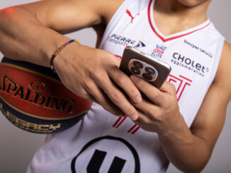 Joueur de Cholet tenant un smartphone Xiaomi lors du partenariat avec la LNB