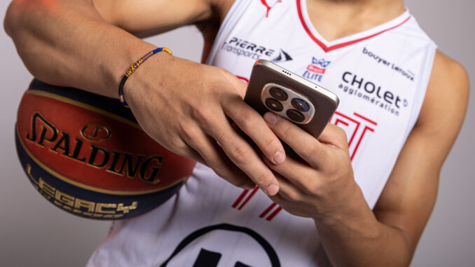Joueur de Cholet tenant un smartphone Xiaomi lors du partenariat avec la LNB