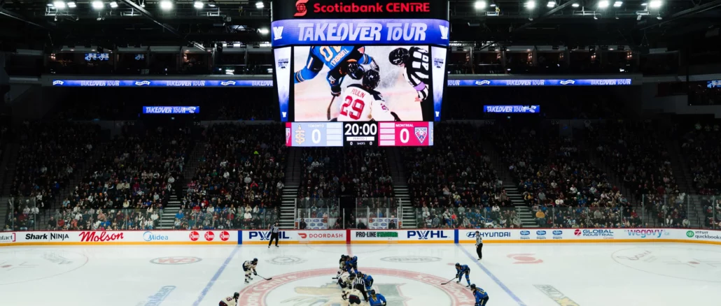 Arena pleine lors d’un match du PWHL Takeover Tour organisé dans une ville sans franchise pour tester l’expansion de la ligue féminine