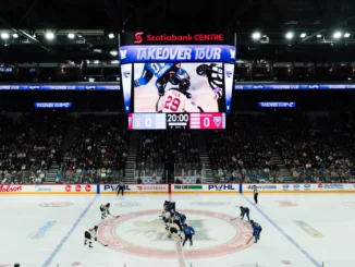 Arena pleine lors d’un match du PWHL Takeover Tour organisé dans une ville sans franchise pour tester l’expansion de la ligue féminine