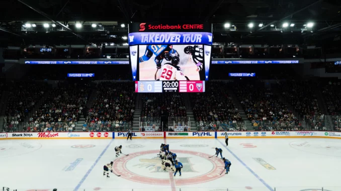 Arena pleine lors d’un match du PWHL Takeover Tour organisé dans une ville sans franchise pour tester l’expansion de la ligue féminine