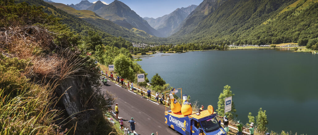Caravane Orangina Tour de France activation marketing public route montagne spectateurs