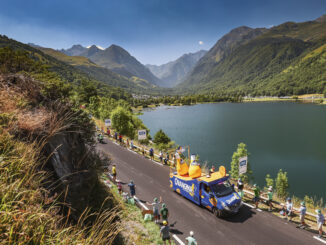 Caravane Orangina Tour de France activation marketing public route montagne spectateurs