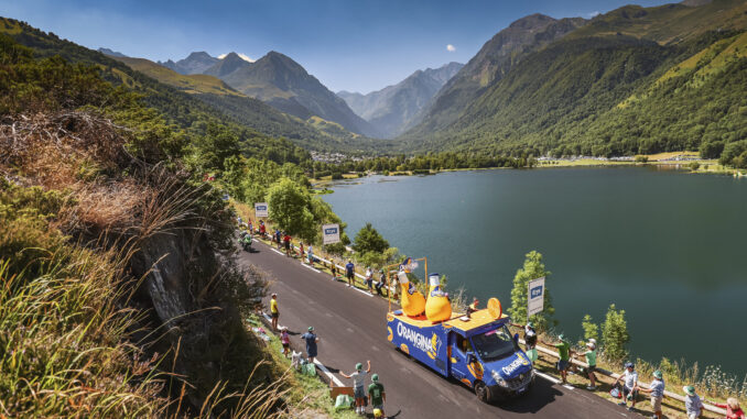 Caravane Orangina Tour de France activation marketing public route montagne spectateurs