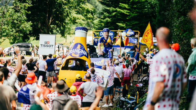 Public interaction caravane Orangina Tour de France activation marketing contact consommateurs
