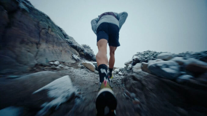 coureur KIPRUN en montagne illustrant la dimension humaine et narrative de la campagne trail