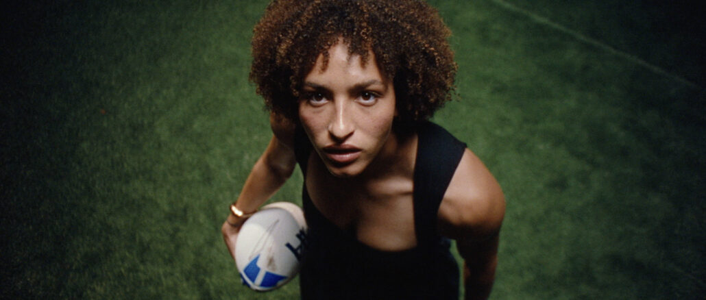 Joueuse du XV de France féminin mise en avant dans la campagne rugby féminin AXA 2026