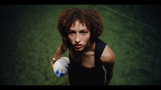 Joueuse du XV de France féminin mise en avant dans la campagne rugby féminin AXA 2026
