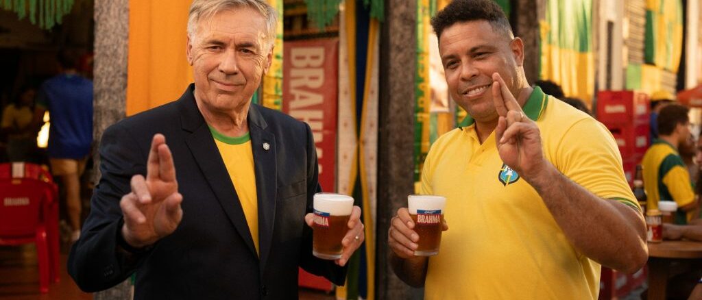 Carlo Ancelotti et Ronaldo Fenômeno dans la campagne Brahma Coupe du Monde 2026 « Tá Liberado Acreditar » avec le geste des doigts croisés