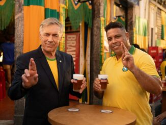 Carlo Ancelotti et Ronaldo Fenômeno dans la campagne Brahma Coupe du Monde 2026 « Tá Liberado Acreditar » avec le geste des doigts croisés