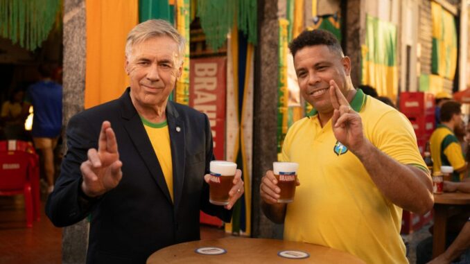 Carlo Ancelotti et Ronaldo Fenômeno dans la campagne Brahma Coupe du Monde 2026 « Tá Liberado Acreditar » avec le geste des doigts croisés