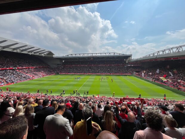 Samedi 9 mai 2026, 12h30 (heure de Liverpool). Les frissons du You’ll never walk alone juste avant la rencontre Liverpool Chelsea