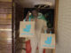 Khaby Lame portant deux sacs Deliveroo sur le pas d'une porte dans le film de la campagne Deliver Us To Fútbol pour la Coupe du Monde 2026