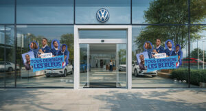 Vitrophanie officielle Volkswagen aux couleurs de l'Equipe de France pour les concessions pendant le Mondial 2026