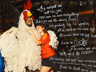 Unilever Coupe du Monde 2026 : l'affiche AXE « Smell Your Best When You Look Your Worst » avec un supporter français déguisé en coq, illustrant la stratégie de marque face à Dove