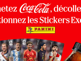 Visuel publicitaire Coca-Cola x Panini pour la Coupe du Monde de la FIFA 2026 montrant six stickers collectors de joueurs et une bouteille Coca-Cola Zéro Sucres