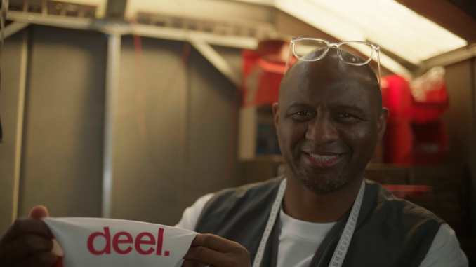 Patrick Vieira présente la manche estampillée Deel du maillot Arsenal 2026-2027 dans le film Patchmaker