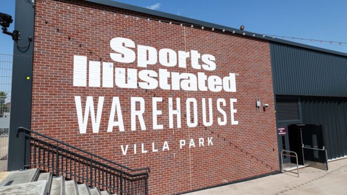 Façade en briques du Sports Illustrated Warehouse à Villa Park, venue de 3 500 places au cœur du partenariat de 12 ans entre Aston Villa et Sports Illustrated Tickets