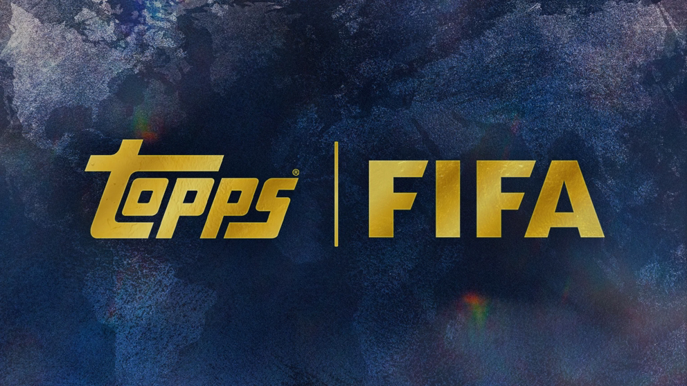 Logos Topps et FIFA dorés sur fond planisphère bleu, visuel officiel du deal FIFA Fanatics Panini annoncé en mai 2026