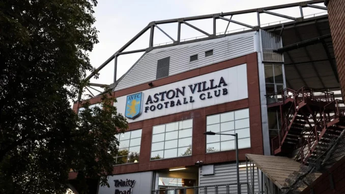 Façade du Trinity Road Stand de Villa Park, identité historique du stade d'Aston Villa, club partenaire de Sports Illustrated Tickets