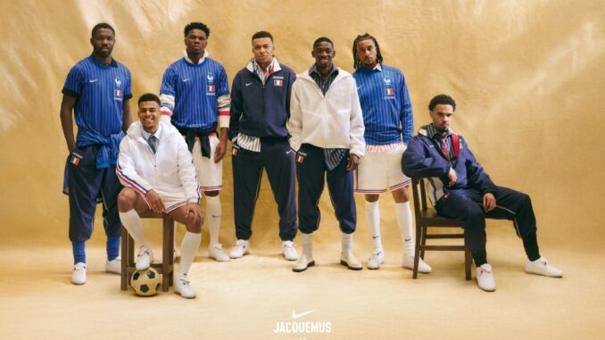 Nike x Jacquemus x Équipe de France — collection X2 Coupe du monde 2026 — joueurs de l'Équipe de France dont Kylian Mbappé portant les maillots et pièces de la capsule Jacquemus