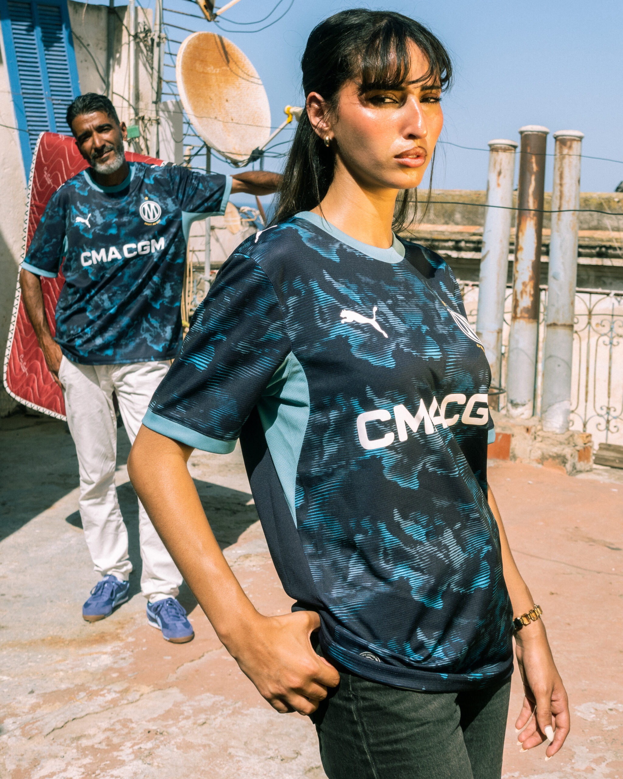 Toits d'Alger, parabole, maillots portés dans un cadre urbain authentique. Photo de Khaled Mechri. Crédit : PUMA × Olympique de Marseille