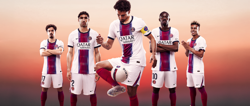 Maillot Away PSG 2026-2027 Nike - groupe de joueurs en blanc avec bande centrale dégradée rouge-bleu marine