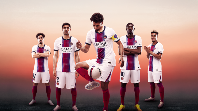 Maillot Away PSG 2026-2027 Nike - groupe de joueurs en blanc avec bande centrale dégradée rouge-bleu marine