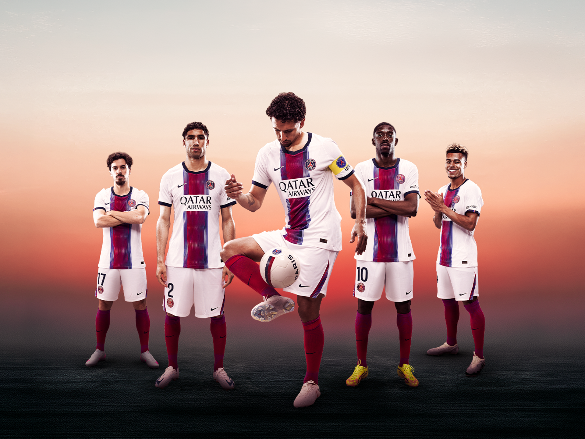 Maillot Away PSG 2026-2027 Nike, groupe de joueurs en blanc avec bande centrale dégradée rouge-bleu marine