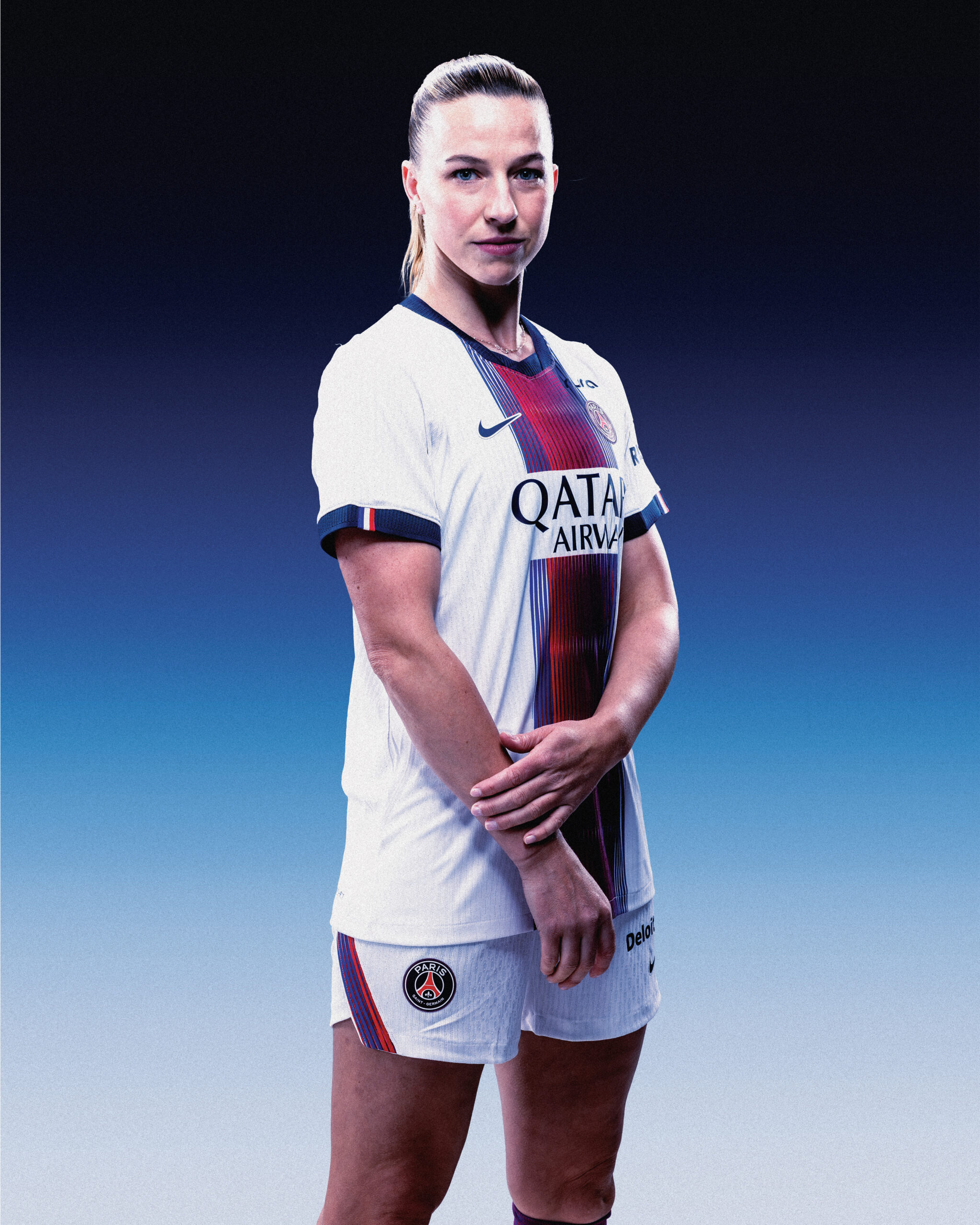 La joueuse du PSG féminin Jackie Groenen avec le maillot Away 2026-2027 — © Paris Saint-Germain / Nike