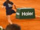 Ramasseuse de balles devant une Netbox Haier sur le court de Roland-Garros 2026
